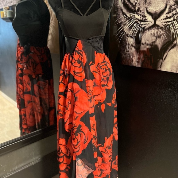 ❤️🖤NWOT-SEXY BLACK WITH RED ROSES DRESS WITH OPEN SIDES SZ M ❤️🖤 - Picture 7 of 9